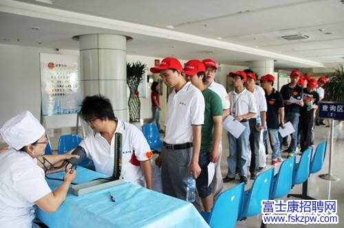 富士康百名黨員踴躍獻(xiàn)血(圖) 