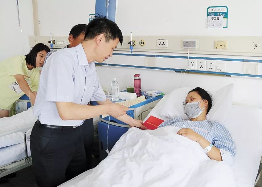 挨了一刀，她卻感動(dòng)了富士康